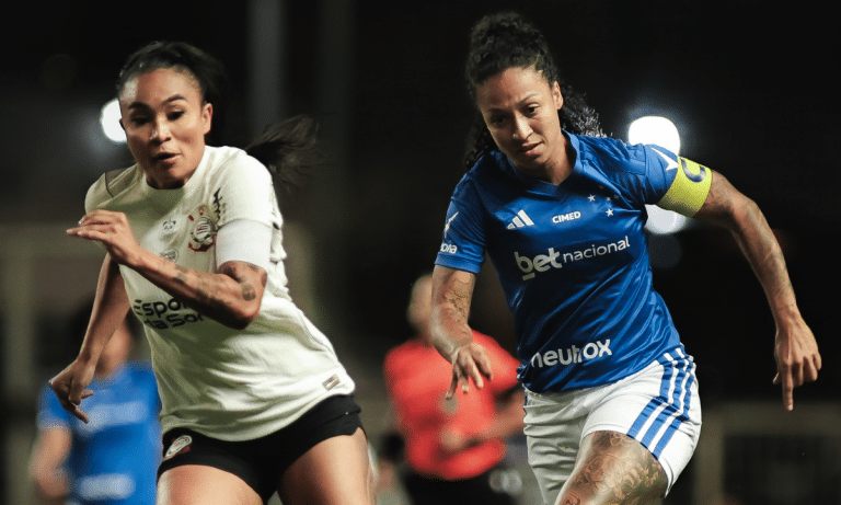 Zagueira Thais Regina disputa posse de bola com a atacante Byanca Brasil. (Foto: Gustavo Martins/ Cruzeiro)