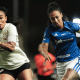 Zagueira Thais Regina disputa posse de bola com a atacante Byanca Brasil. (Foto: Gustavo Martins/ Cruzeiro)