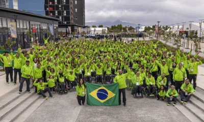 Delegação brasileira que representou o Brasil nos Jogos Parapan-Americanos de Santiago 2023, com Mariana D’Andrea e Claudiney Batista segurando a bandeira | Foto: Alessandra Cabral/CPB