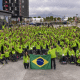 Delegação brasileira que representou o Brasil nos Jogos Parapan-Americanos de Santiago 2023, com Mariana D’Andrea e Claudiney Batista segurando a bandeira | Foto: Alessandra Cabral/CPB