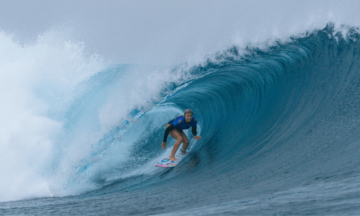 Erin Brooks, do Canadá, surfando em Teahupoʻo. WSL. Semifinal definida