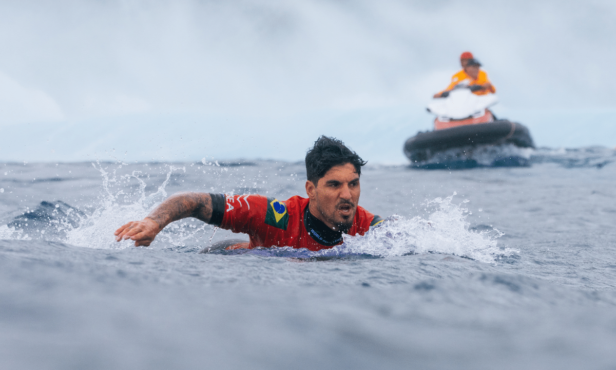 Gabriel Medina mostra técnica, bate australiano na estreia e avança em Fiji - QTU Questões do Universo