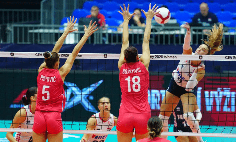 Boskovic em ação de bloqueio na vitória da Sérvia no Europeu de vôlei feminino (Foto: CEV/Divulgação)