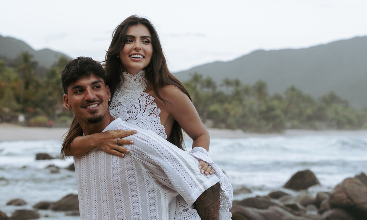 Na imagem, Gabriel Medina e a esposa Isabella Arantes na celebração do casamento.