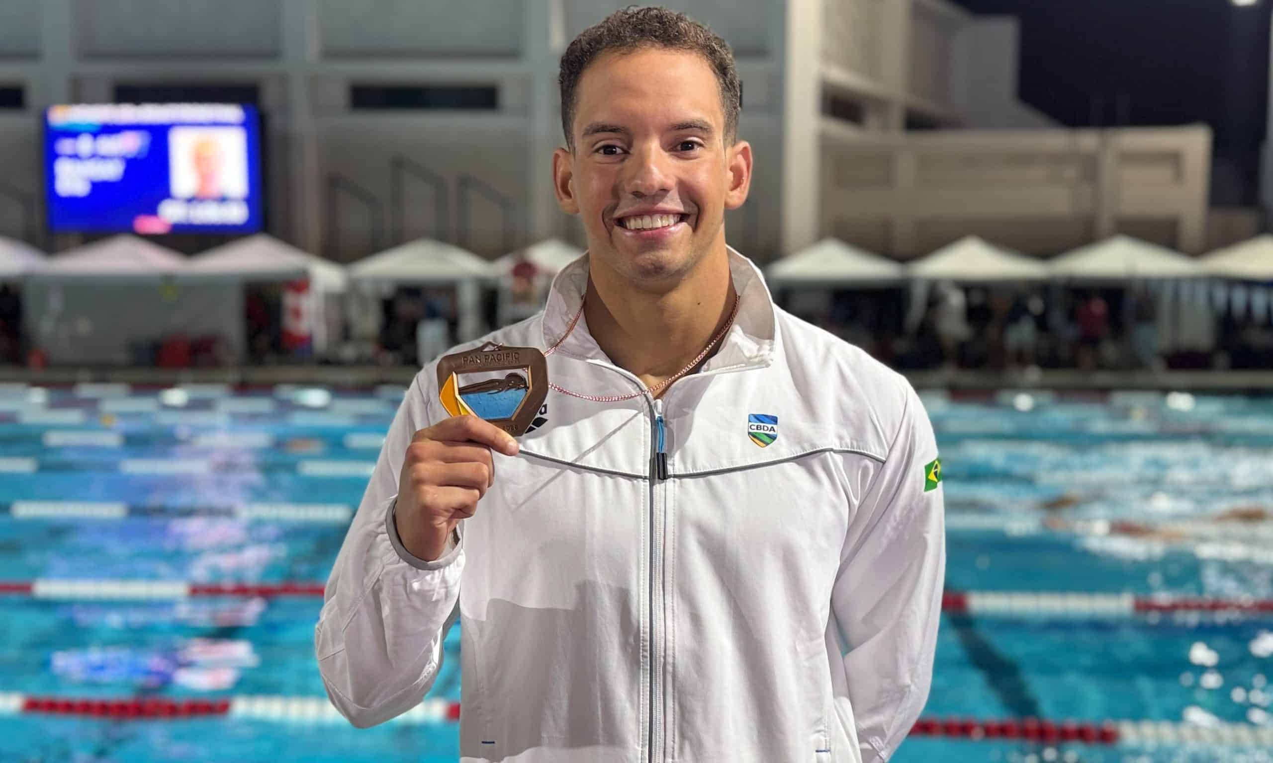 Guilherme Caribé com o bronze dos 100m livre no Pan-Pacífico de Natação (Foto: CBDA)