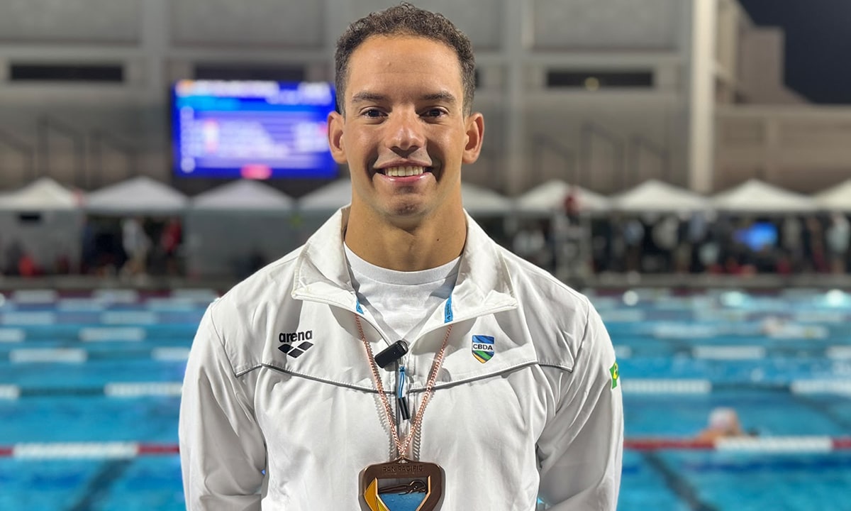 Na imagem, Guilherme Caribé com sua terceira medalha de bronze no Pan-Pacífico.