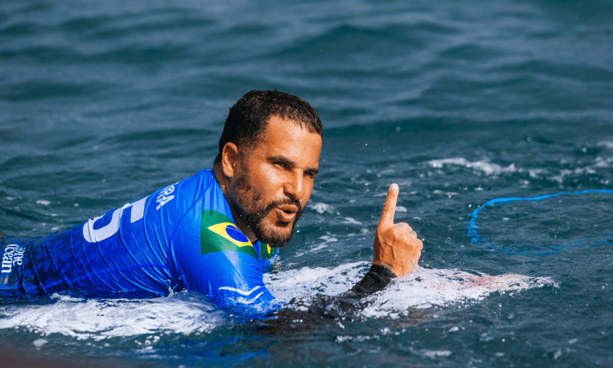 Superação! Após acidente, Italo Ferreira dá show e avança em Fiji - QTU Questões do Universo