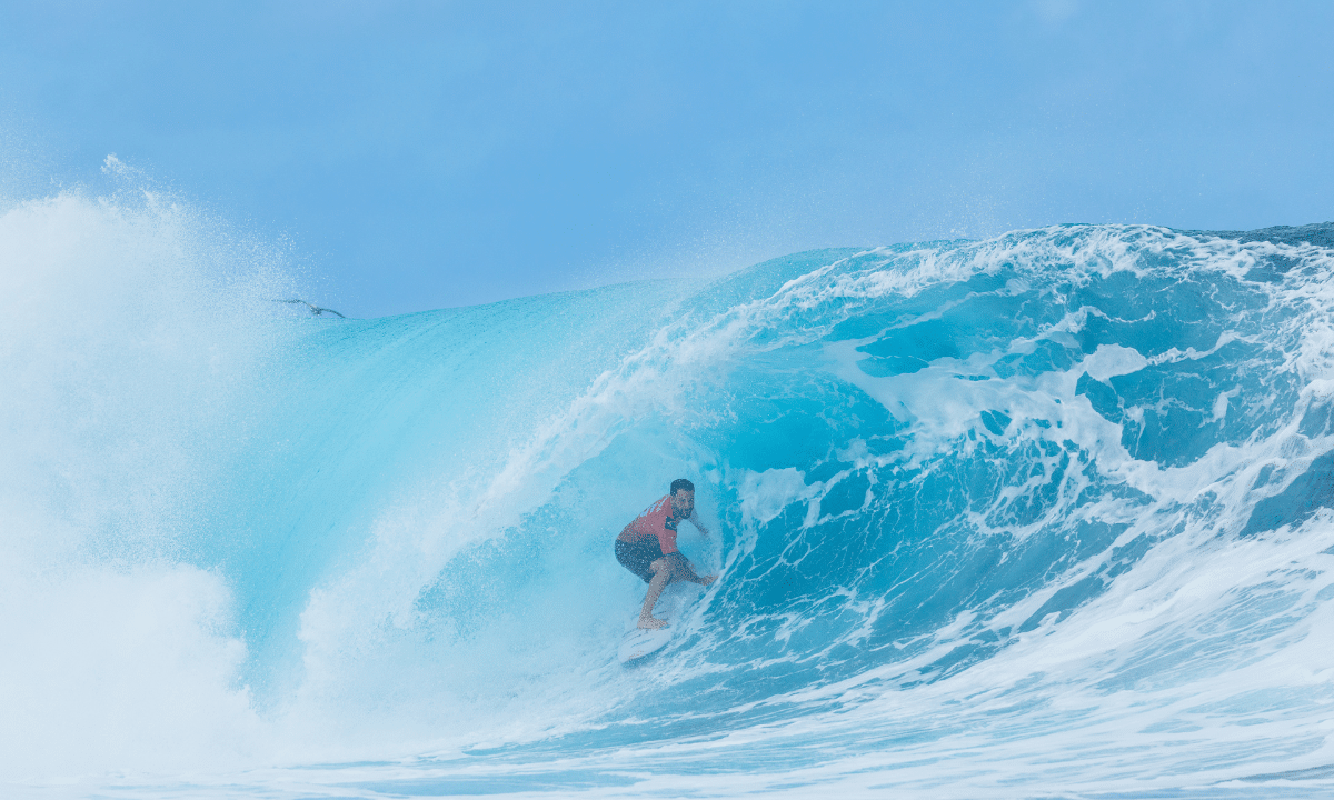 Italo Ferreira surfa na segunda bateria das quartas de final do Tahiti Pro, em Teahupoʻo. wsl