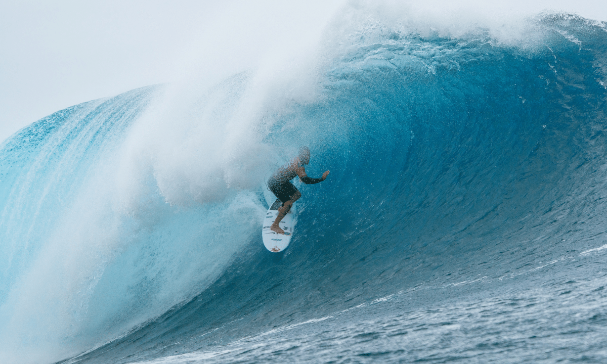 Italo Ferreira surfando em Teahupoʻo - WSL