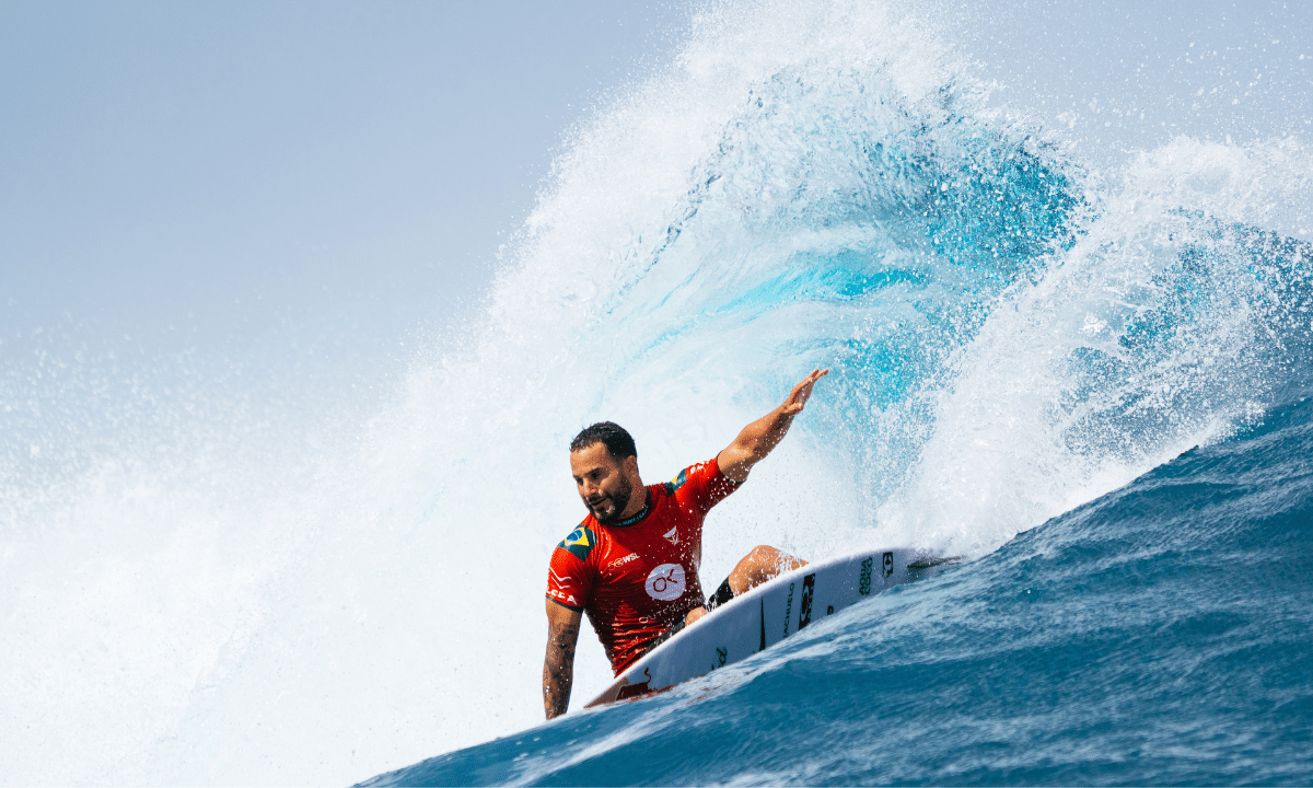 Italo Ferreira termina em terceiro na etapa de Teahupoʻo e assume a liderança do ranking da WSL 2026.