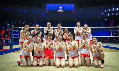 Na imagem, Seleção japonesa de vôlei feminino fazendo sinal da segunda vitória no Campeonato Asiático.