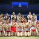 Na imagem, Seleção japonesa de vôlei feminino fazendo sinal da segunda vitória no Campeonato Asiático.