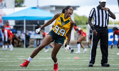 Atleta Jenni Letião comemora em jogo de Flag Football feminino
