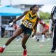 Atleta Jenni Letião comemora em jogo de Flag Football feminino