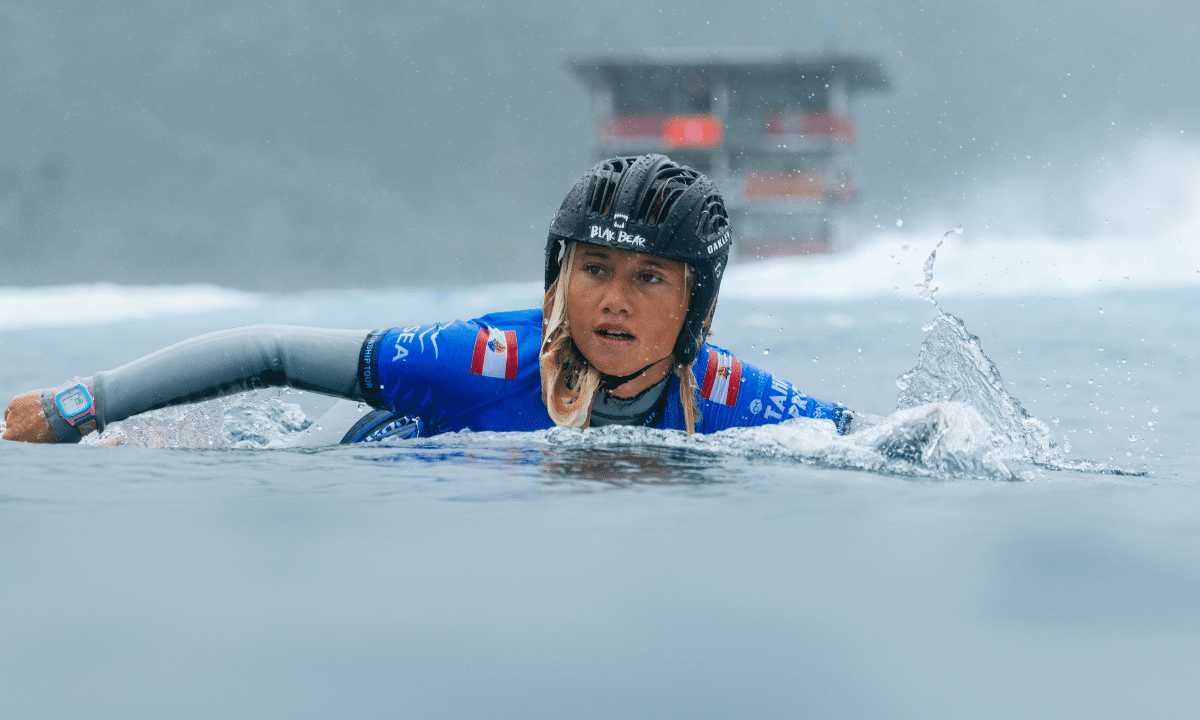 Kelia Gallina, de 14 anos de idade, surfa em Teahupoʻo. WSL