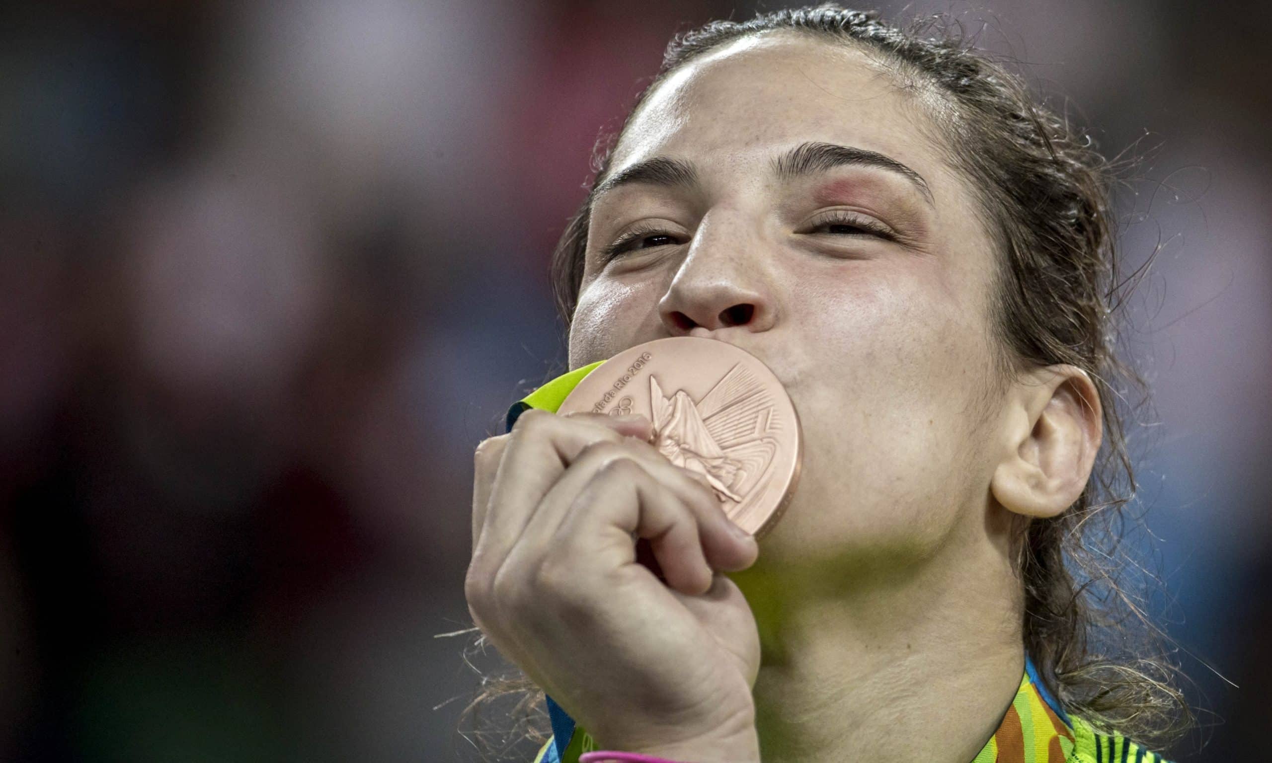 Mayra Aguiar e a arte de se levantar: 10 anos do bronze na Rio-2016