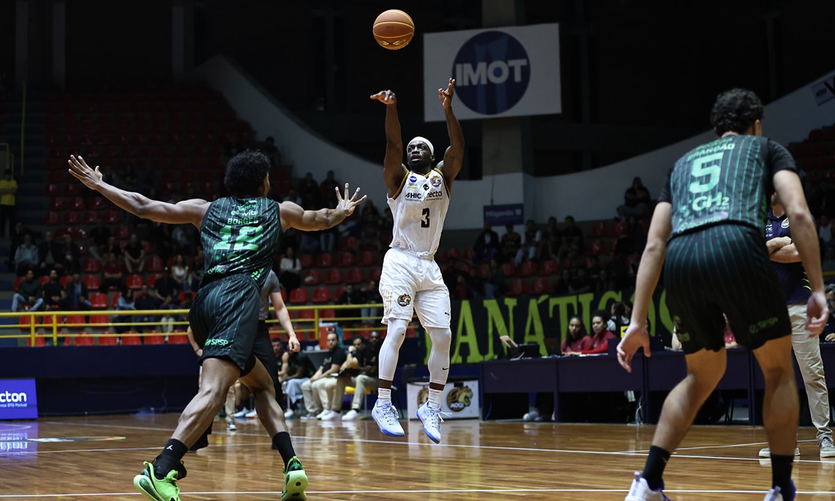 Na imagem, Dontrell Brite arremessando uma bola de três para o Mogi Basquete contra sua ex-equipe, o Bauru.