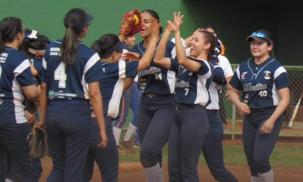 Na imagem, o time do Nikkey Marília comemorando o título do Brasileiro de Softbol.