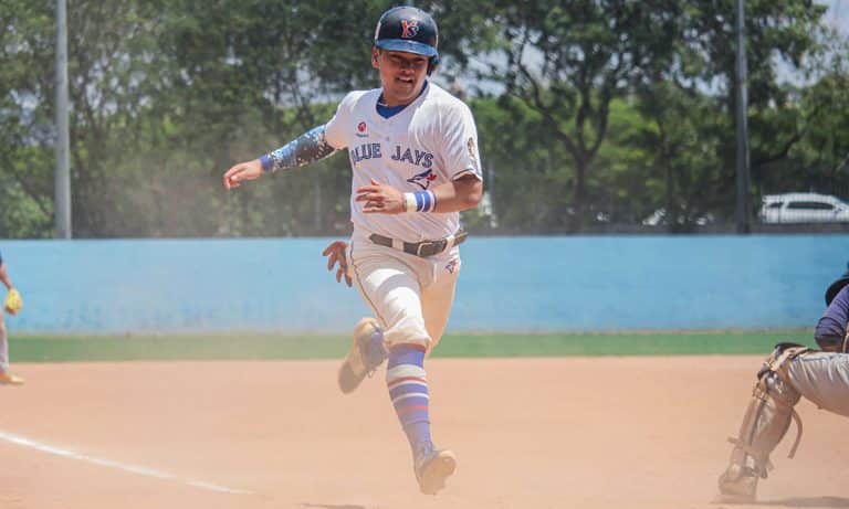 Na imagem, jogador do Nippon Blue Jays correndo da terceira base para fechar o ponto.