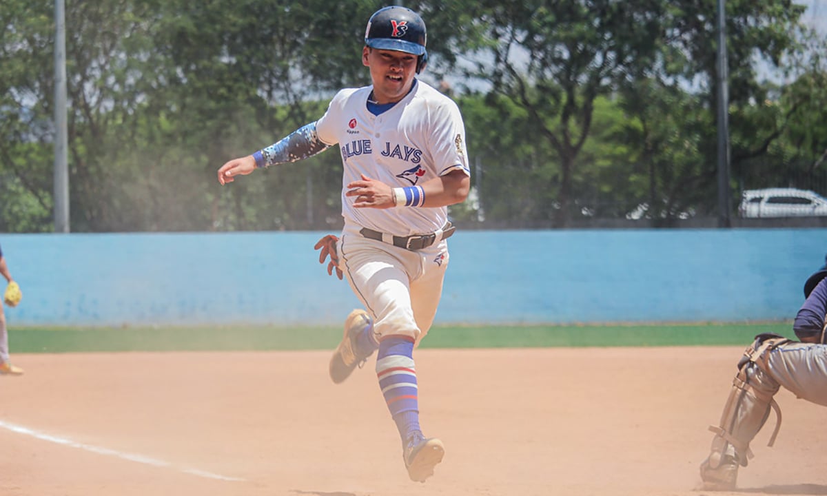 Na imagem, jogador do Nippon Blue Jays correndo da terceira base para fechar o ponto.