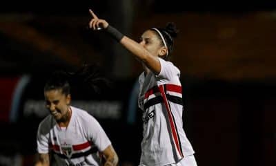 Na imagem, Bruna Calderan comemorando o primeiro gol do São Paulo no jogo.