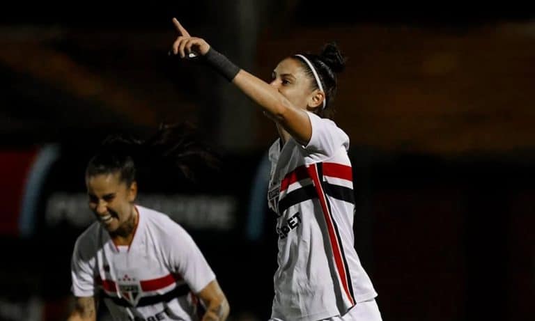 Na imagem, Bruna Calderan comemorando o primeiro gol do São Paulo no jogo.