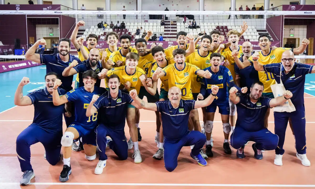 Seleção Sub-17 de vôlei dança para o pódio e FIVB alfineta campeão olímpico - QTU Questões do Universo