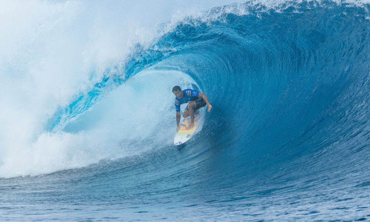 Seth Moniz, do Havaí, surfa na primeira bateria das quartas de final em Teahupoʻo. WSL