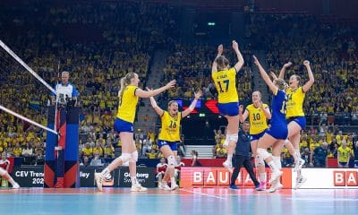 Na imagem, time da Suécia comemorando segunda vitória como seleção anfitriã do Europeu de vôlei.