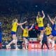 Na imagem, time da Suécia comemorando segunda vitória como seleção anfitriã do Europeu de vôlei.