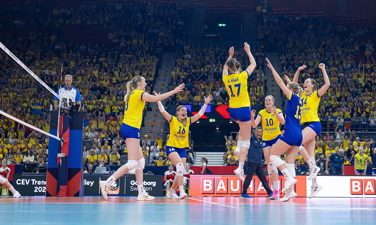 Seleção anfitriã oscila, mas vence e mantém torcida empolgada - QTU Questões do Universo