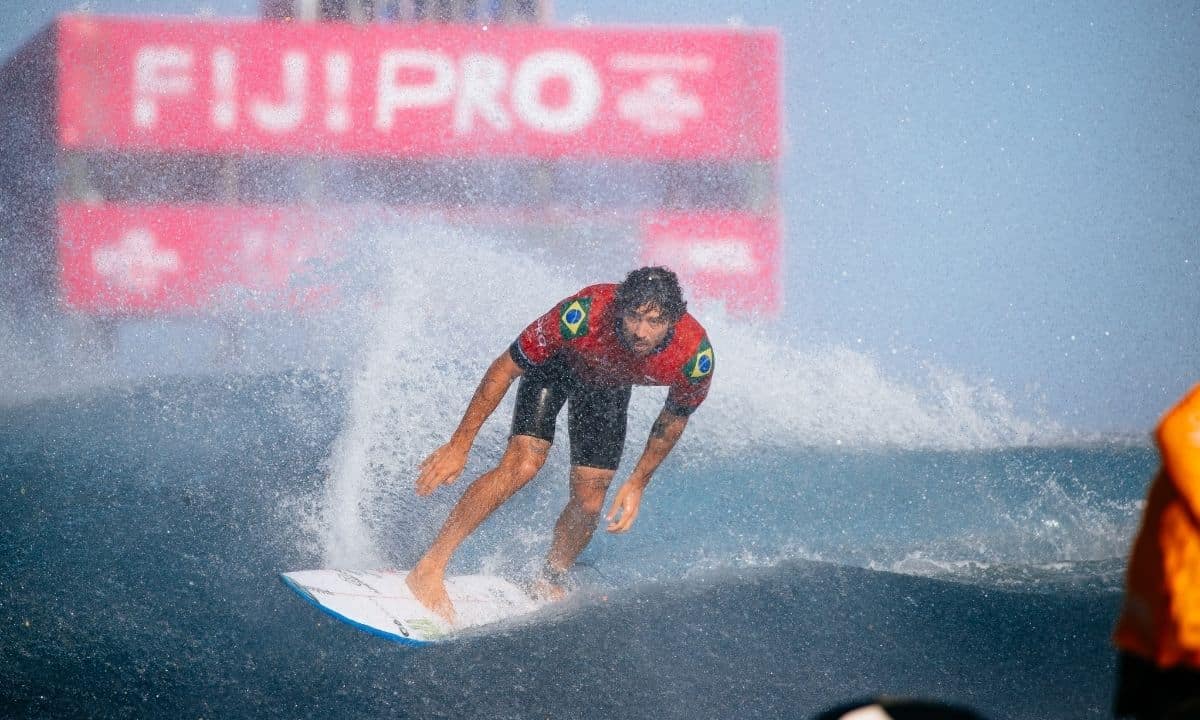 Yago Dora vence Mateus Herdy e Luana Silva descobre sua adversária em Fiji - QTU Questões do Universo