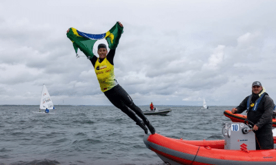 Erik Scheidt comemora título mundial juvenil na classe ILCA 6.