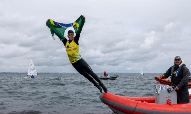 Erik Scheidt comemora título mundial juvenil na classe ILCA 6.