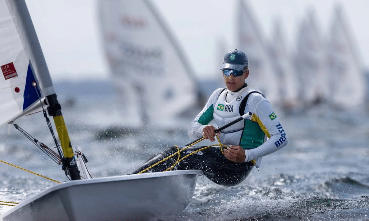 Erik Scheidt mantém a liderança do mundial juvenil de ILCA 6.