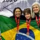Vania Oliveira, Rodolfo Gomes e Claudia Costa com as medalhas do Campeonato Pan-Americano Infantil e Veterano de Esgrima (Foto: CBEsgrima)