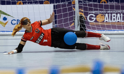 Geovana, atleta do Sesi-SP, faz defesa durante partida do Brasileiro de Goalball (Foto: Taba Benedicto/CBDV)