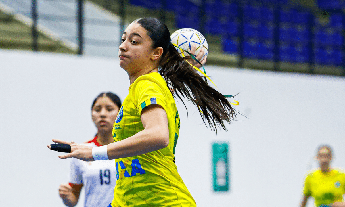 Brasil tem vitória marcante contra o Peru, no campeonato feminino de handebol. (Foto: @handballsca)