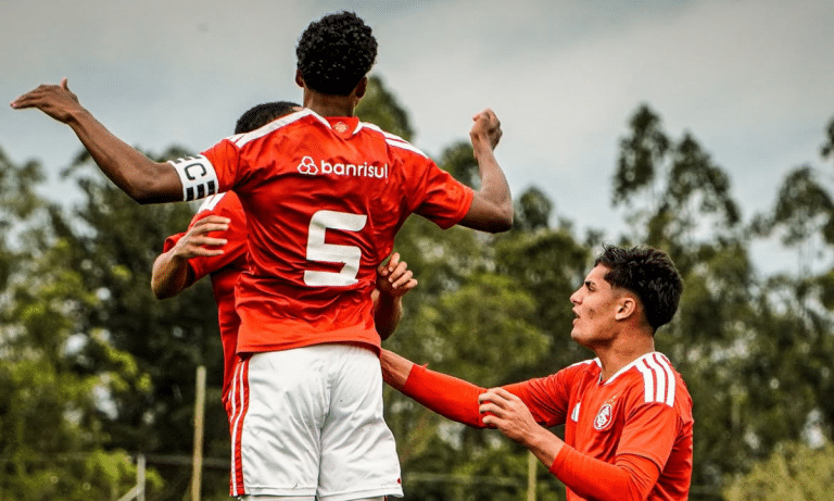 Inter venceu o Grêmio por 2 a 1 no Gre-Nal, chegou aos 19 pontos e se aproximou do G-8 do Campeonato Brasileiro Sub-17.