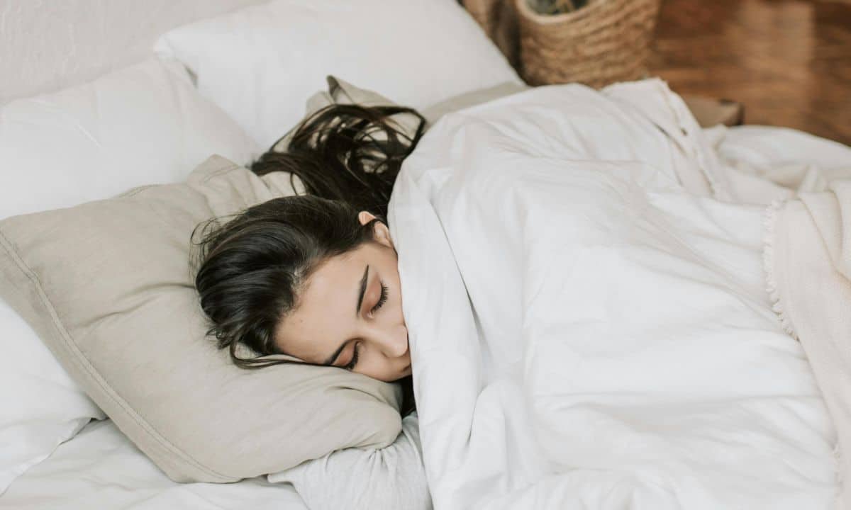 Cobertor pesado ajuda a dormir melhor? Veja benefícios, limites e cuidados - QTU Questões do Universo