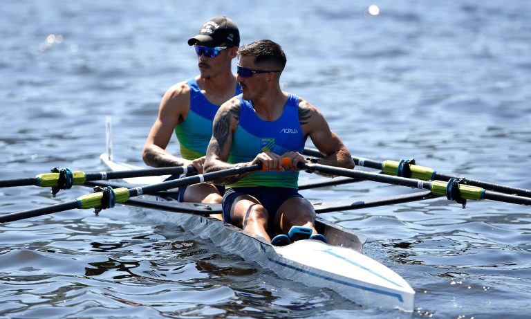 Evaldo Becker e Piedro Tuchtenhagen em ação no Mundial de Remo 2026, em Amsterdã.