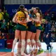 Equipe se abraça em comemoração ao fazer o ponto
