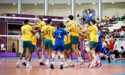 Jogadores do Brasil, em quadra, comemorando a vitória sobre a Venezuela no Mundial Sub-17 de Vôlei.
