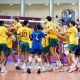 Jogadores do Brasil, em quadra, comemorando a vitória sobre a Venezuela no Mundial Sub-17 de Vôlei.