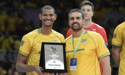 Na imagem, Adriano recebendo o prêmio de melhor ponteiro do Sul-Americano.
