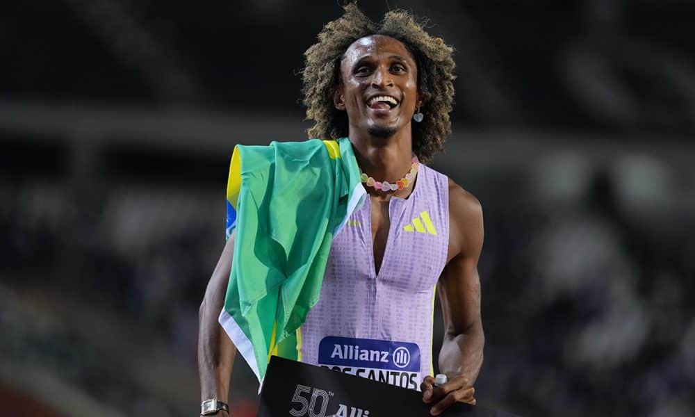 Na imagem, Alison dos Santos comemorando após vencer mais uma etapa de Diamond League, em Bruxelas.