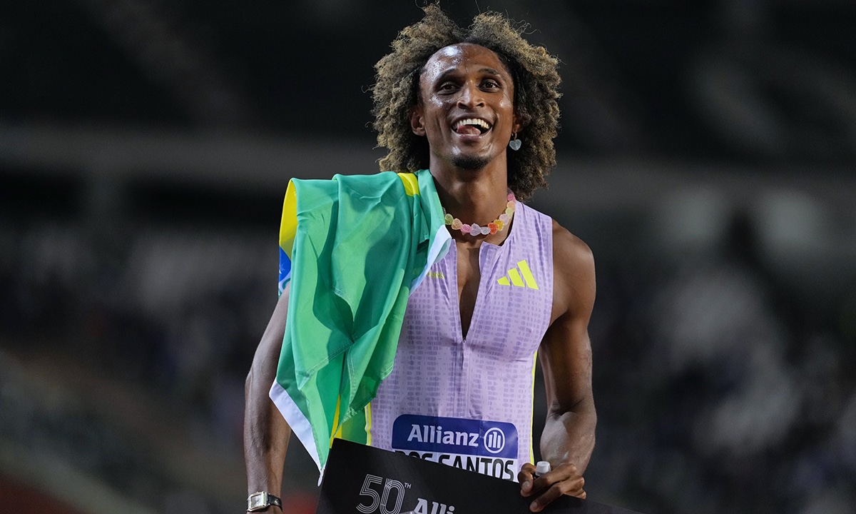 Na imagem, Alison dos Santos comemorando após vencer mais uma etapa de Diamond League, em Bruxelas.