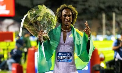 Na imagem, Alison dos Santos comemorando sua vitória na etapa de Bruxelas da Diamond League.