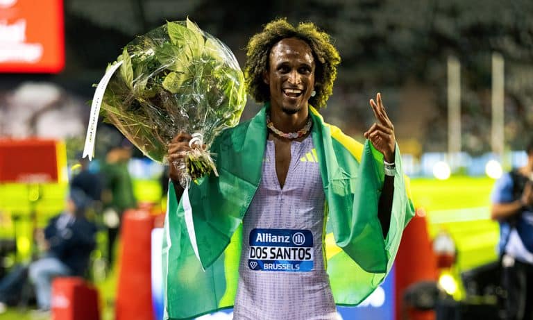 Na imagem, Alison dos Santos comemorando sua vitória na etapa de Bruxelas da Diamond League.