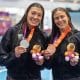 Ana Lúcia dos Santos e Luana Lira posam com as medalhas conquistadas no trampolim de 1m nos Jogos Sul-Americanos Santa Fé 2026